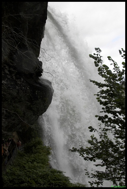 ������� Steinsdalsfoss �������� ����� ���������� ��������, ������� ���� ��� ������ �� ������